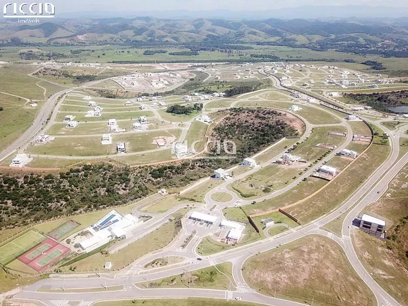 O Alphaville no Bairro Urbanova em São José dos Campos SP. Condomínio Diferencial com investimento de R$ 100 milhões na infraestrutura do local que terá facilidades não encontradas em outros AlphaVilles. As redes de água e esgoto, além da fiação telefônica e estrutura de banda larga são subterrâneas que são projetos sofisticados e 575.000 m² de Áreas Verdes. Para melhorar o acesso ao novo condomínio, a empresa projetou a construção de uma nova via próxima à avenida Possidônio de Freitas.